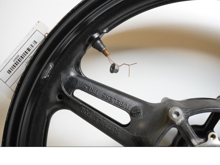 Snett uppifrån på Fälg från en Yamaha FJR 1300 -2016 motorcykel.