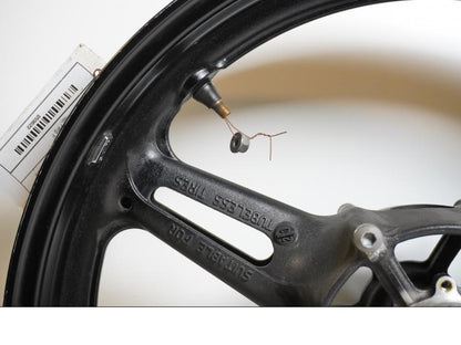 Snett uppifrån på Fälg från en Yamaha FJR 1300 -2016 motorcykel.