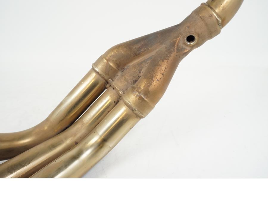 Vänster sida på Grenrör från en Triumph Speed Triple -2008 motorcykel.