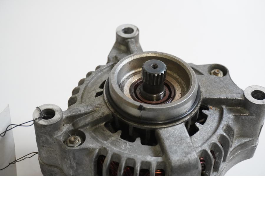 Baksidan på Generator från en Suzuki GSX-R 750 -1995 motorcykel.