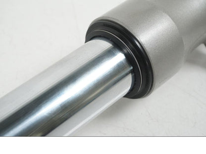 Snett uppifrån på Gaffelben från en Yamaha XT 660 X -2005 motorcykel.