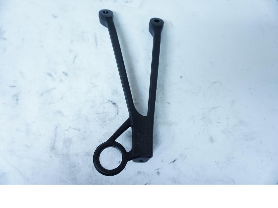 Baksidan på Fotpinnefäste från en BMW S 1000 R -2017 motorcykel.