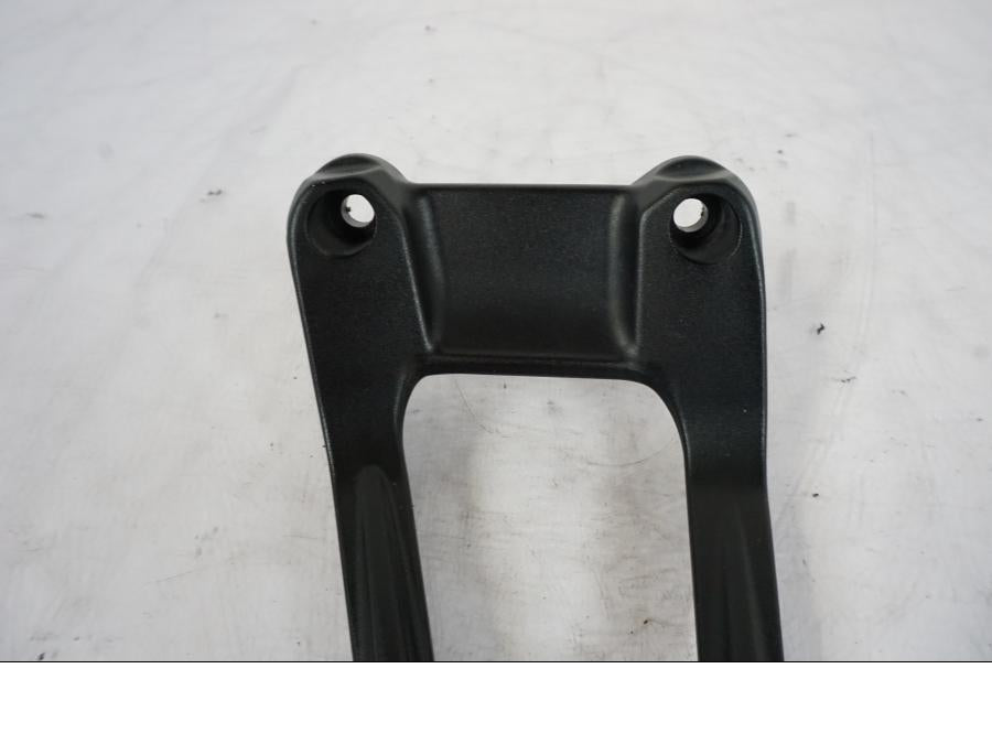 Snett nerifrån på Fotpinnefäste från en KTM 1290 Super Duke -2019 motorcykel.