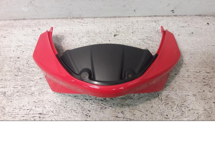 Framsidan på Vindrutefäste från en Ducati Monster 796 -2012 motorcykel.