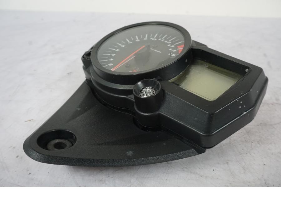 Höger sida på Instrumentpanel från en Suzuki GSX-R 1000 -2005 motorcykel.