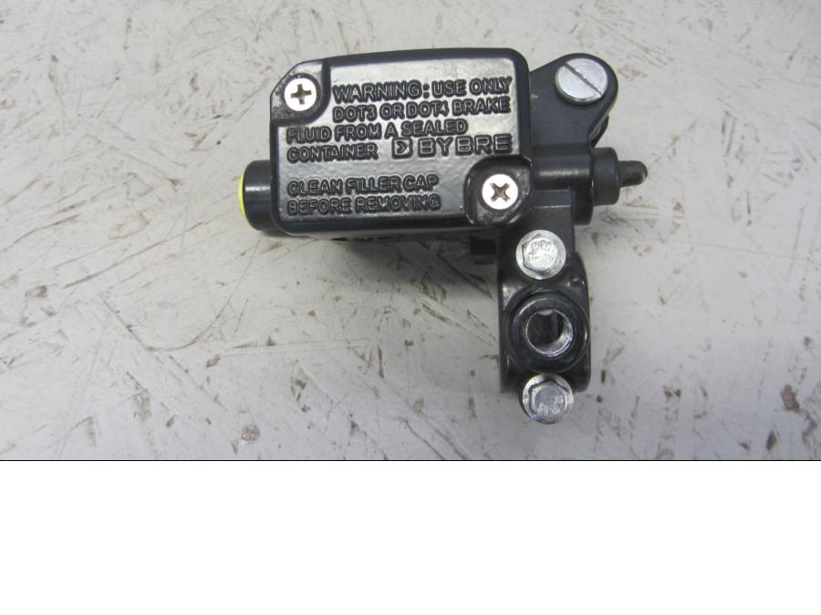 Framsidan på Bromshuvudcylinder från en KTM 125 Duke -2014 motorcykel.