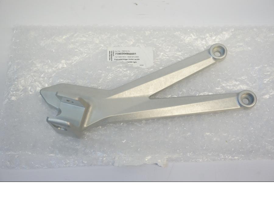 Framsidan på Fotpinnefäste från en KTM 690 Enduro -2022 motorcykel.