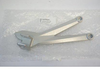 Framsidan på Fotpinnefäste från en KTM 690 Enduro -2022 motorcykel.