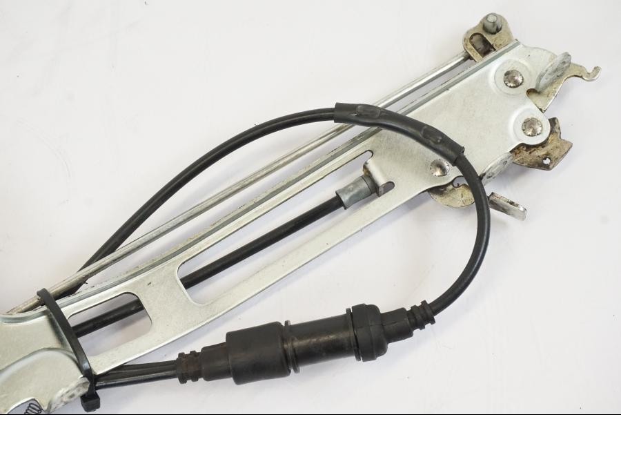 Höger sida på Sadellåsmekanism från en Honda NT 700 -2008 motorcykel.