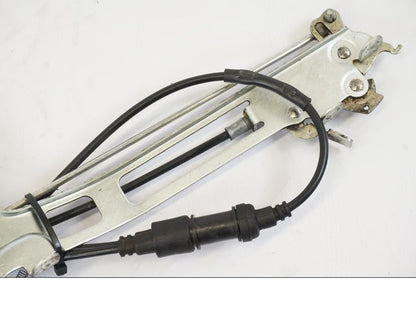 Höger sida på Sadellåsmekanism från en Honda NT 700 -2008 motorcykel.