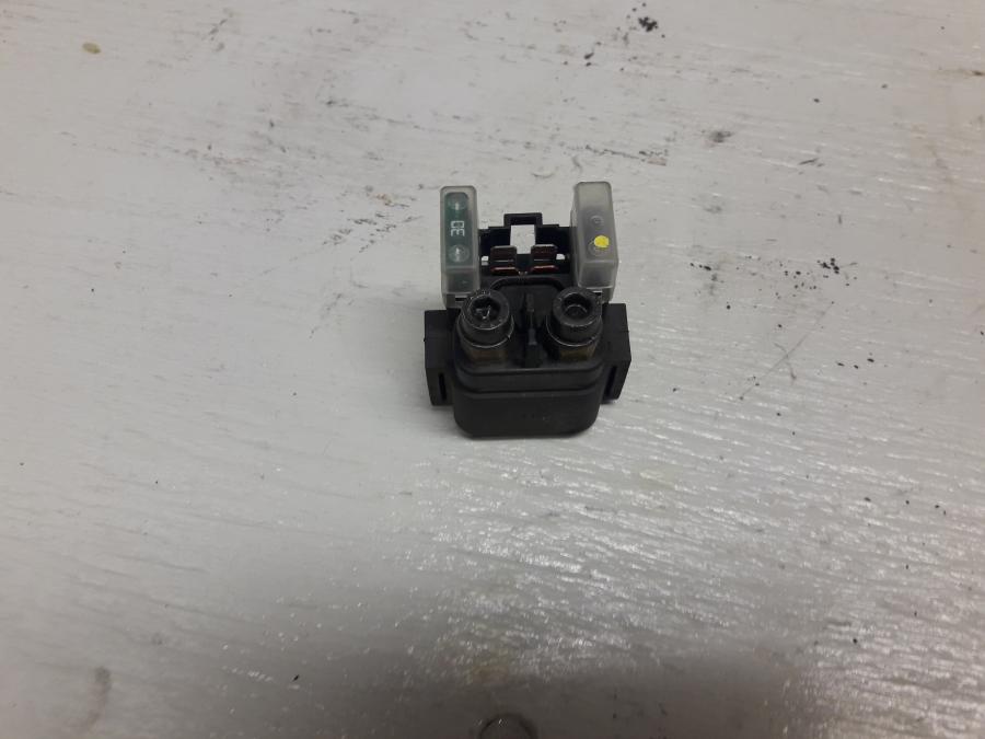 Framsidan på Startrelä från en Kawasaki ER-6N -2015 motorcykel.