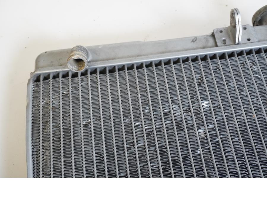 Vänster sida på Vattenkyl från en Husaberg FS 650 E -2004 motorcykel.