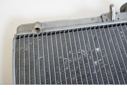 Vänster sida på Vattenkyl från en Husaberg FS 650 E -2004 motorcykel.