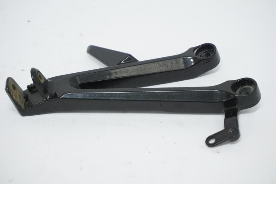 Snett nerifrån på Fotpinnefäste från en Honda CBR 1000 RR -2006 motorcykel.