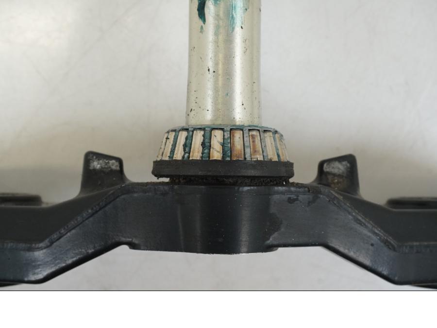 Vänster sida på Gaffelkrona från en Triumph TT 600 -2002 motorcykel.