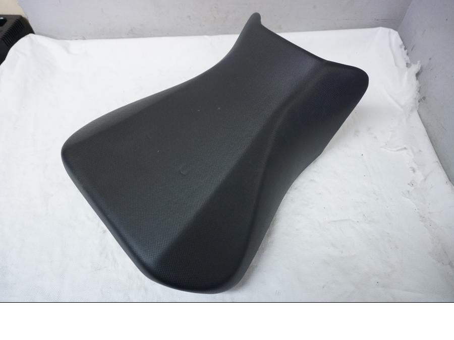 Vänster sida på Sadel från en Suzuki SV 650 -2003 motorcykel.