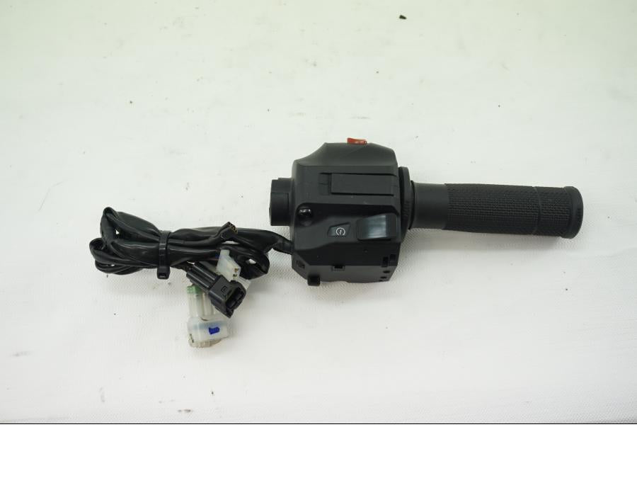 Framsidan på Styrelreglage från en KTM RC 390 -2019 motorcykel.