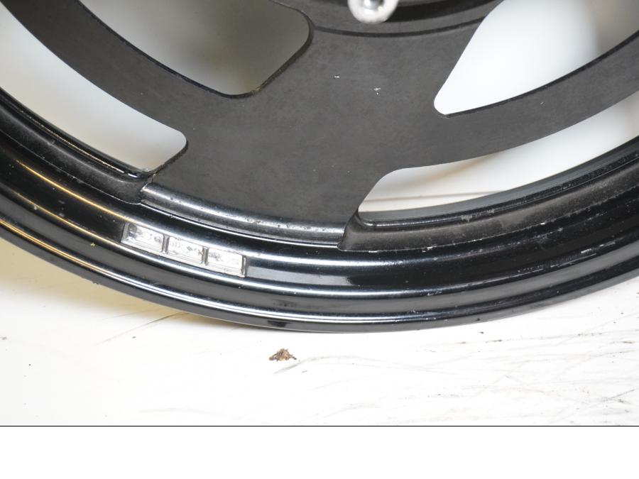 Extrabild4 på Fälg från en Yamaha V-MAX 1200 -1997 motorcykel.