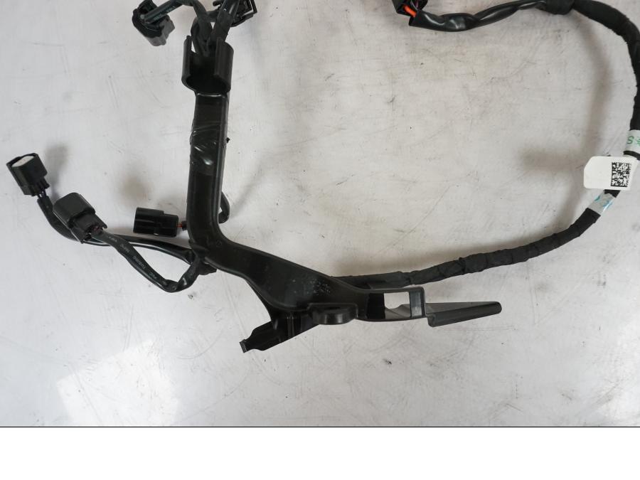 Snett nerifrån på Kablage från en KTM 1290 Super Duke R -2023 motorcykel.