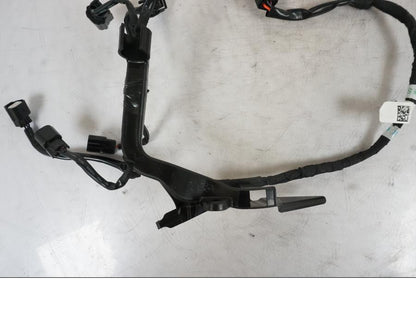 Snett nerifrån på Kablage från en KTM 1290 Super Duke R -2023 motorcykel.