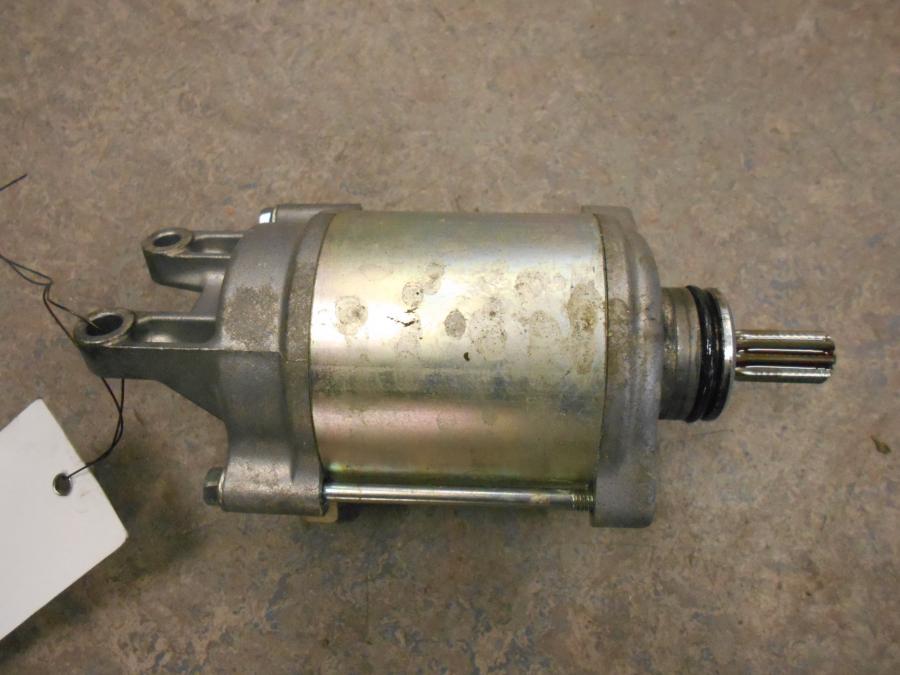 Höger sida på Startmotor från en BMW S 1000 RR -2010 motorcykel.