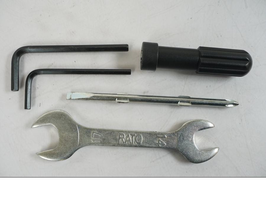 Baksidan på Verktyg från en Kawasaki Z 900 -2021 motorcykel.