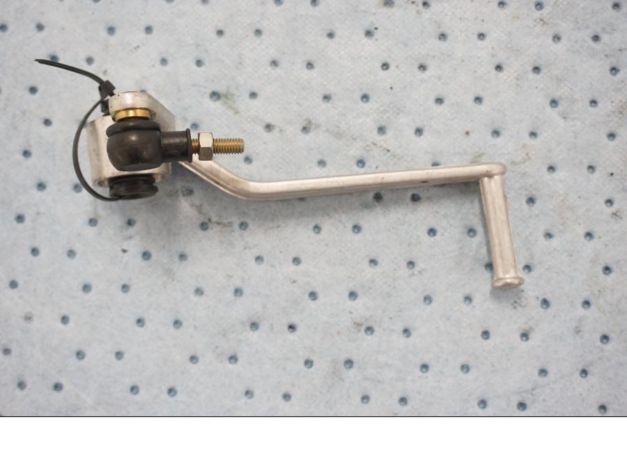 Baksidan på Växelpedal från en Kawasaki ZX-9R -1998 motorcykel.