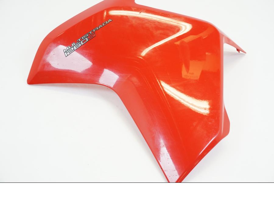 Baksidan på Sidkåpa från en Ducati Multistrada 1260 s -2020 motorcykel.