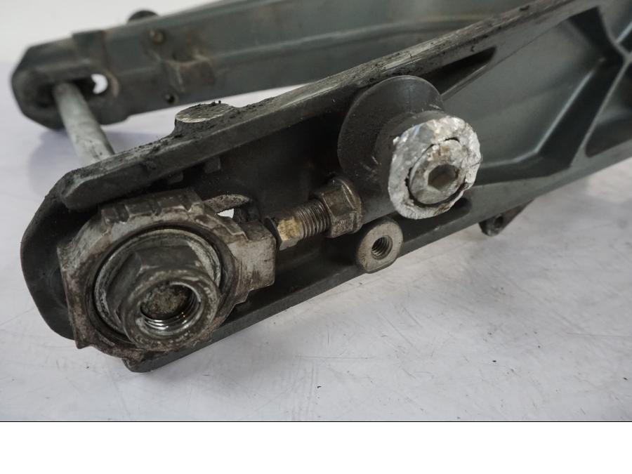 Snett nerifrån på Sving från en KTM 125 Duke -2017 motorcykel.