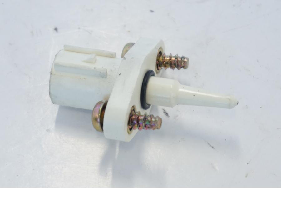 Baksidan på Luftburksensor från en Honda CBR 900 RR -2001 motorcykel.