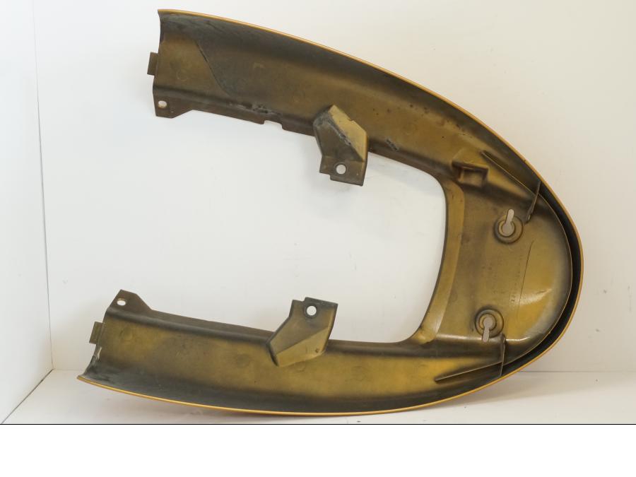 Snett nerifrån på Bakvinge från en Honda XL 1000 V -1999 motorcykel.