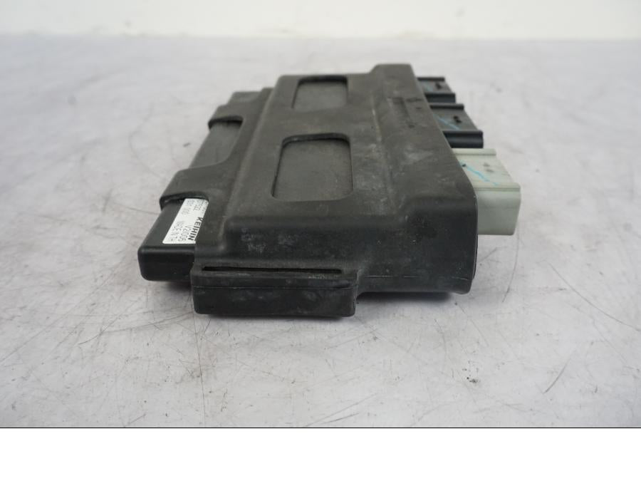 Snett nerifrån på CDI / ECU från en KTM 1290 Super Duke R -2021 motorcykel.