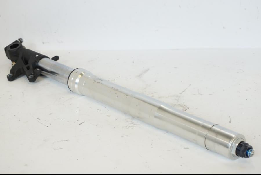 Framsidan på Gaffelben från en Honda CBR 900 RR -2001 motorcykel.