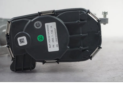 Snett nerifrån på Spjällhus från en Ducati Multistrada V4 -2024 motorcykel.