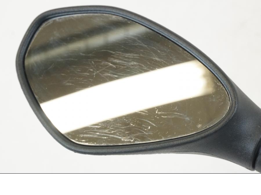 Baksidan på Backspegel från en Aprilia Tuono V4R -2011 motorcykel.