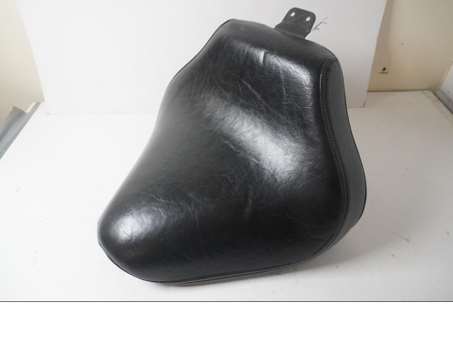 Framsidan på Sadel från en Yamaha XVS 1100 -2001 motorcykel.