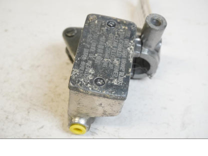 Baksidan på Bromshuvudcylinder från en Suzuki VZ 800 -1997 motorcykel.