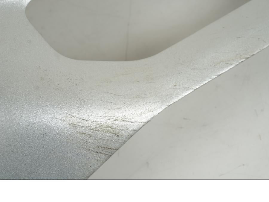 Snett nerifrån på Hasplåt från en BMW R 1300 GS -2024 motorcykel.