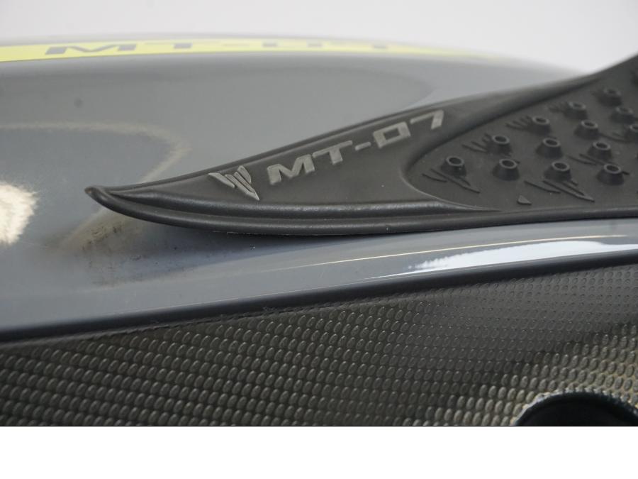 Snett nerifrån på Tankkåpa från en Yamaha MT-07 -2016 motorcykel.