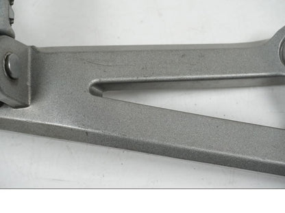 Höger sida på Fotpinnefäste från en Kawasaki Z 750 -2006 motorcykel.