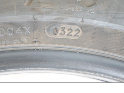 Snett uppifrån på <p>Begagnad däck av märket Michelin och modell Scorcher "31" Harley Davidson.</p>

<p>Dimension 130/70-18.63H </p>

<p>Mönsterdjup ca.4mm 70%</p>

<p>Tillv.03/2022</p> moped.