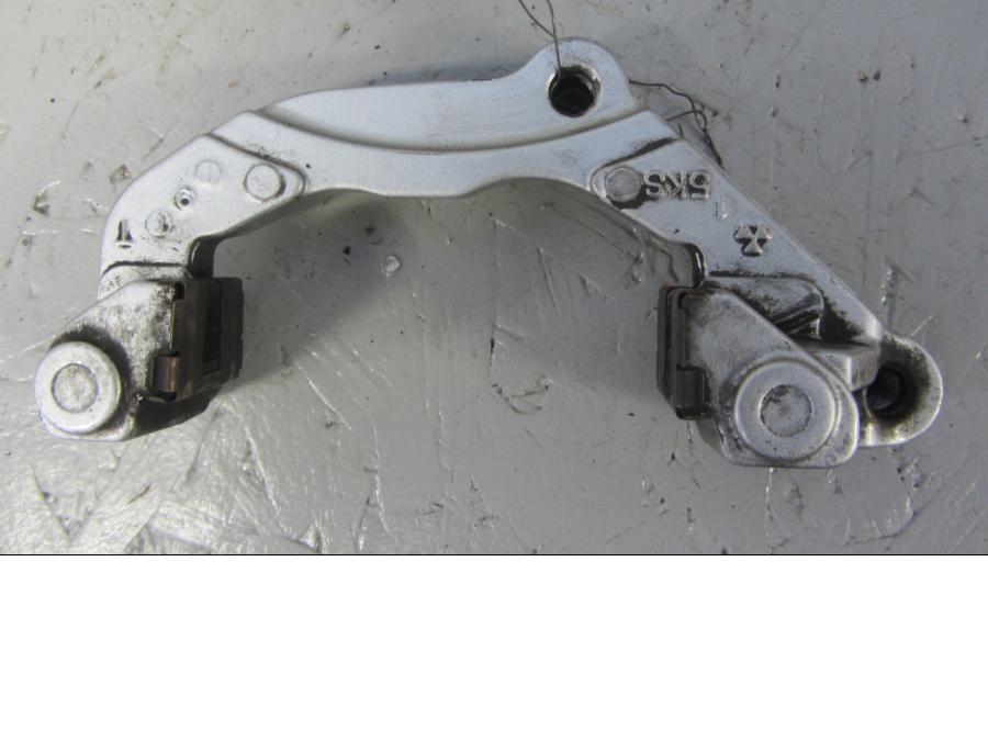 Framsidan på Bromsoksfäste från en Yamaha XVS 1100 -2002 motorcykel.