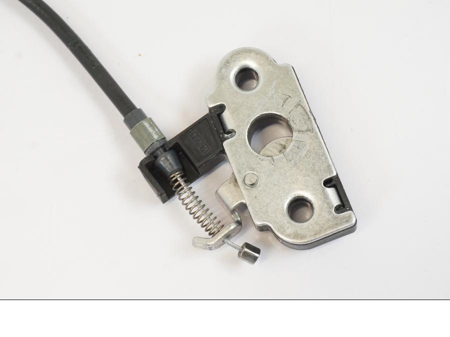 Baksidan på Sadellåsmekanism från en Triumph Trident -2021 motorcykel.