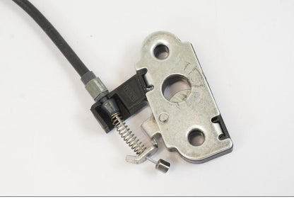 Baksidan på Sadellåsmekanism från en Triumph Trident -2021 motorcykel.