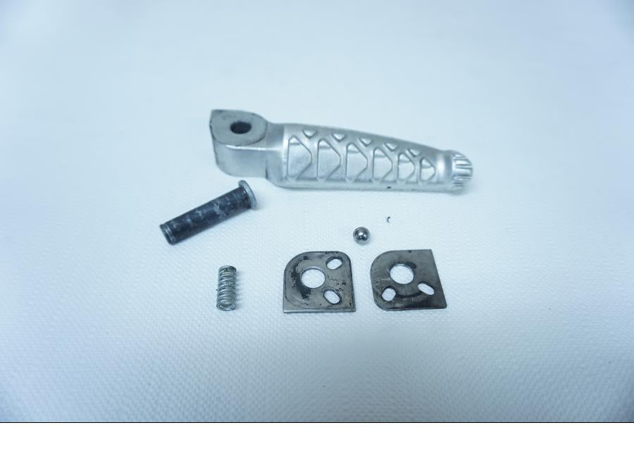 Framsidan på Fotpinne från en Aprilia RSV 1000 -2004 motorcykel.