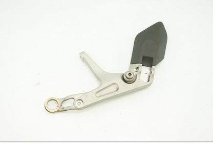 Framsidan på Fotpinnefäste från en Husqvarna Vitpilen 701 -2018 motorcykel.