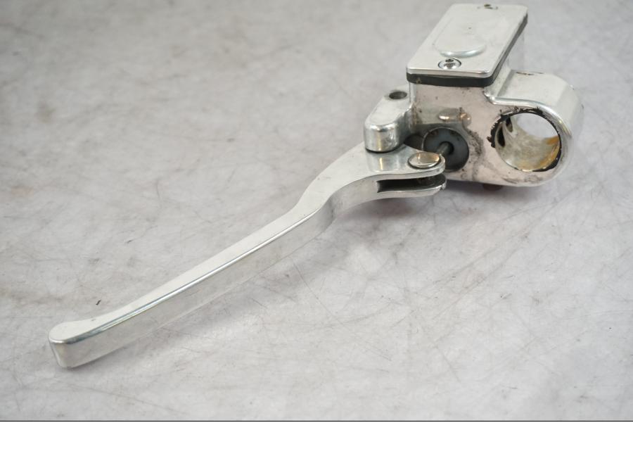 Vänster sida på Kopplingshuvudcylinder från en Kawasaki VN 1500 -1996 motorcykel.