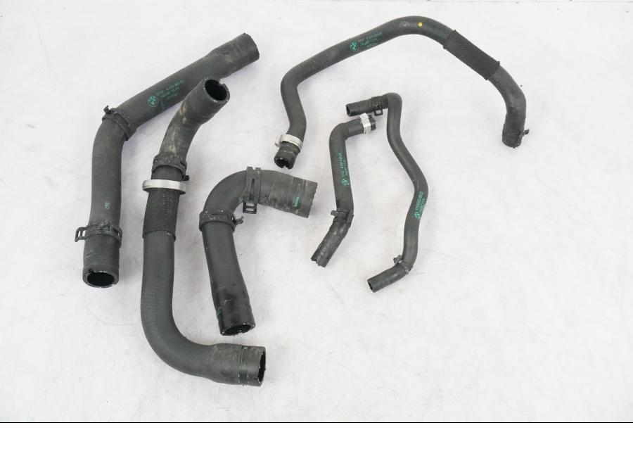 Framsidan på Vattenkyl Slang Set från en BMW R 1250 GSA -2021 motorcykel.