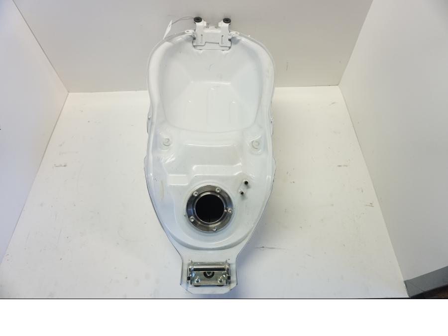 Snett uppifrån på Bensintank från en Suzuki SV 650 -2016 motorcykel.