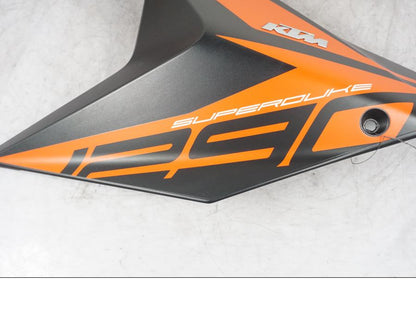 Baksidan på Tankkåpa från en KTM 1290 Super Duke GT -2020 motorcykel.